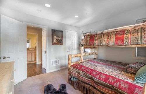 Mammoth Basecamp Condo with Views near Village with AC and Fireplace - Foto 17