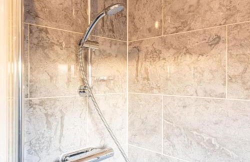 Family-Friendly 4-Bedroom House in Moston with Parking and Garden - Foto 34