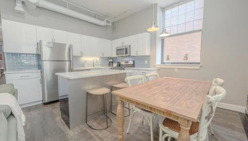 Lavishly Designed Home With Office Close to T - Photo 4