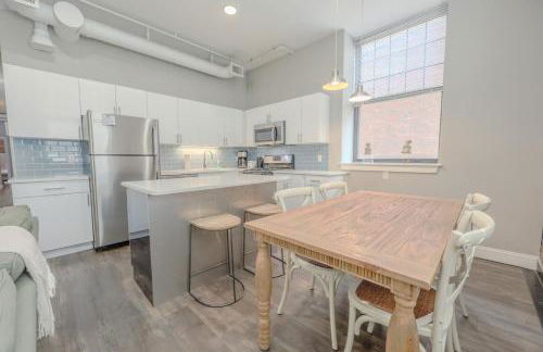 Lavishly Designed Home With Office Close to T - Photo 4