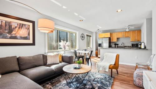 Downtown 2BR Penthouse with Prime Location & Views - Foto 2