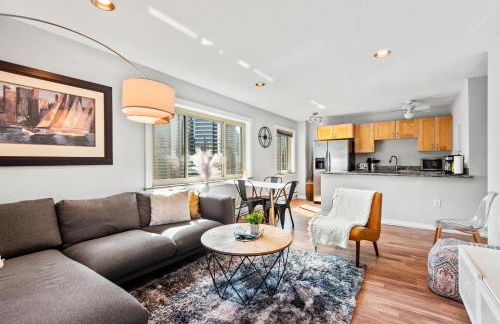 Downtown 2BR Penthouse with Prime Location & Views - Foto 2