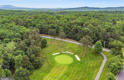 2-bedroom cabin, with a Fireplace, PS5, BBQ, fitness room, and a private hot tub - Foto 9