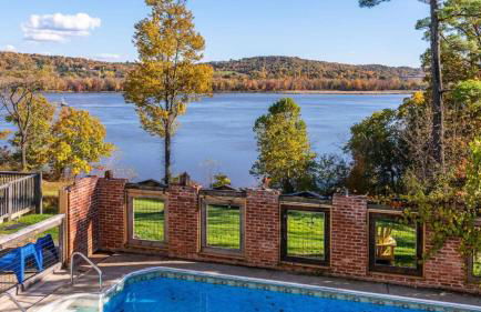 Historic & Secluded Estate on the Hudson River w/ Pool Sleeps 24 River House by Avantstay - Foto 105