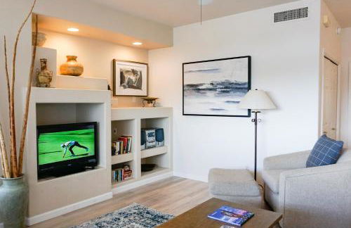 Renovated condo with updated floors, pool, hot tub & mountain views - Foto 9