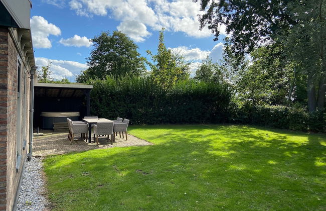 Lush Villa with Hot Tub, Private Fenced Garden in Hippolytushoef - Foto 23