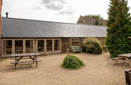 Cosy Cotswolds Farm Stay with Log Burner - Peaceful Winter Retreat - The Dairy - Foto 58