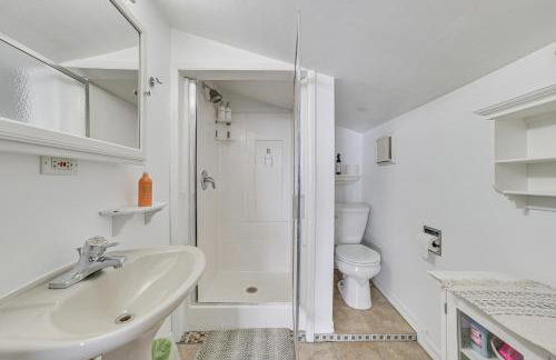 Porch and Views Waterfront Home on Houghton Lake! - Foto 22