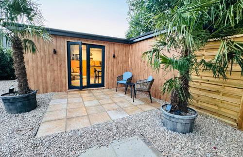 The Hideout - private luxury cabin near the sea with garden area, sea views and parking - Foto 1