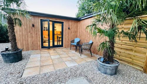 The Hideout - private luxury cabin near the sea with garden area, sea views and parking - Foto 1, Garden