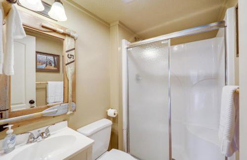 2 Mi to Skiing! Wooded Beech Mtn Retreat with Decks - Foto 24