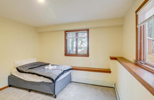 Peek-a-Boo Lake Views and Yard Windham Home - Foto 22