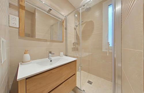 The Square, Paris-Asnières, Private Apartment with Bedroom and Living Room - Foto 8