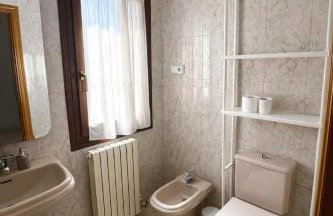 Amplio y Cómodo chalet a 15 minutos del centro con piscina y pistas de tenis - Foto 19