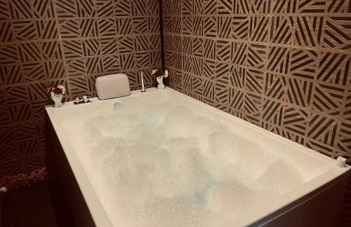 Love Room Valence - Suite romantique avec balnéo privée 2 places - Foto 2