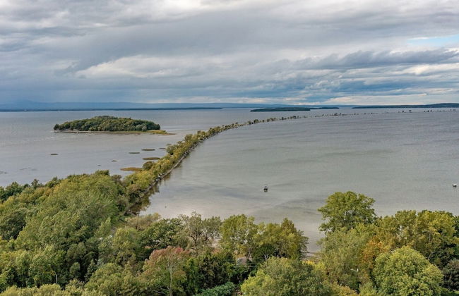 Cozy Colchester Cabin near Lake by RedAwning - Foto 1