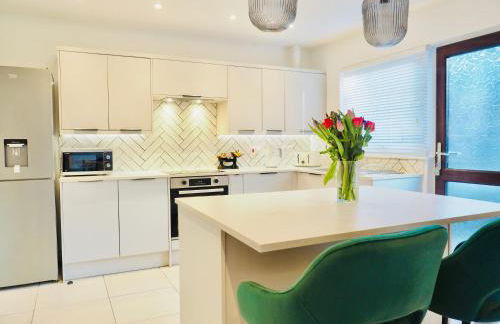 Spacious 3 bedroom Home w Parking in Farnborough - Foto 2