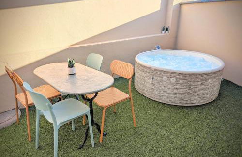 151 - Terrasse & Jacuzzi, Rue Trivalle, Pied de la cité de Carcassonne - Climatisation, Netflix, Fibre - Foto 2