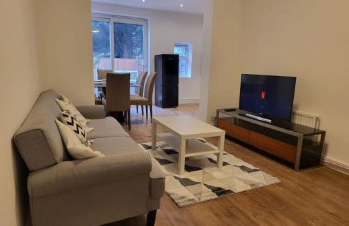 4 Bedroom House - Free Parking, Great access to London, Herts, Essex - Photo 9