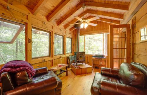 All-Season Sunroom and Hot Tub Marion Cabin Retreat - Foto 4