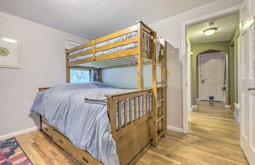 Granby Getaway in the Woods with Spacious Yard! - Foto 14