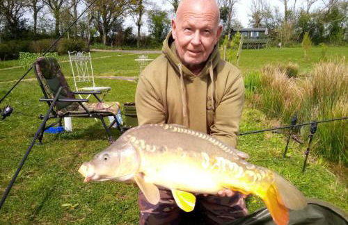 Snug & Secluded Lakeside Shepherds Hut 'Carp' - Foto 25