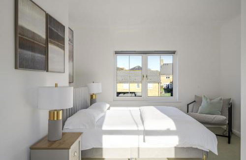 Luxurious 3 Bed House with Free Parking, Sky TV, Movies & Netflix - Foto 9