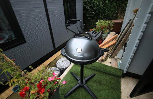 Sunset Retreat Cabin, Private Hot Tub with Mini Cinema Projector & Garden views - Foto 45