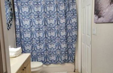 Blue Hideaway With Shared Spaces - Photo 8