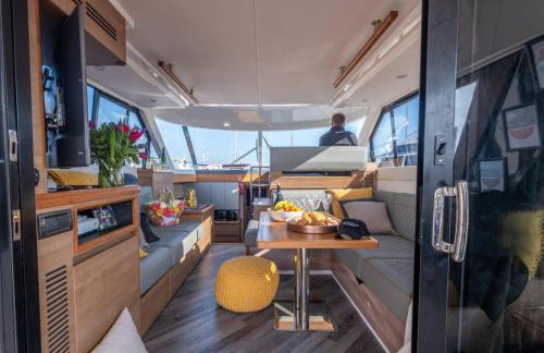 2BR Heated Yacht, Lymington Centre, Beautiful View - Photo 22