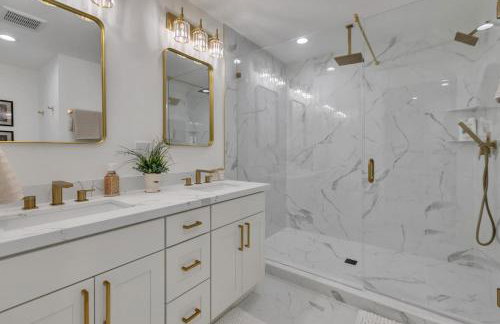 Stylish Bellevue Retreat - Photo 18