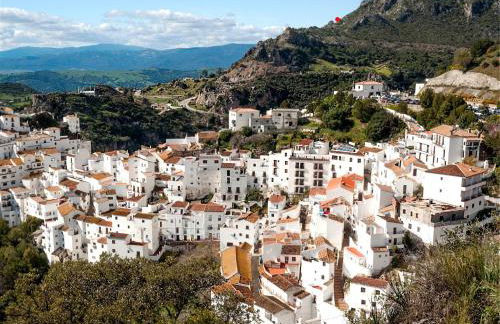 Experience Unrivalled Luxury at Emerald Greens Your Exclusive Retreat in the Heart of San Roque Club Resort - Foto 36