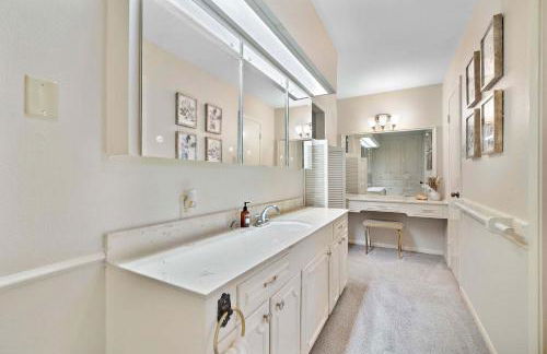 Relax and Play 3BR Retreat w Sunroom - Foto 23