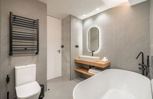 Location, Luxury & Style Best 5Bed in Madrid - Photo 14