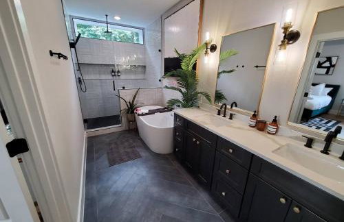 Black House - Downtown Elegance with HotTub and King Beds - Photo 21