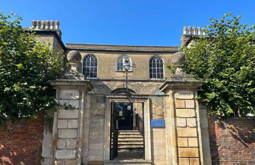 Park View is a beautiful whole entire house close to town centre, sleeps 8 in 4 rooms, 2 doubles and 4 single beds with 2 shower rooms, available for holidays, insurance stays, trades people, contractors, pets welcome - Foto 24