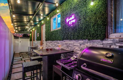 Vacay Spot Happy Escape 15 Min Beach Massage Shower Prime LOC! 6 blocks away from Bars, Nite Clubs, Res, Shops - Photo 1