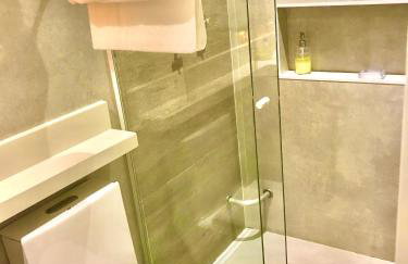 Casa d'Aroeira Residencial Boutique - Centro de Juqueí - Perto de Tudo - 2 quadras do Mar - Serviço de Praia - Roupa de Cama 600 fios algodão Egípcio - Tudo Novo - Estacionamento Interno - Cozinha - Consulte unidades com Ofurô Hidro e Cromoterapia - Foto 26