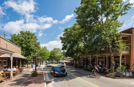 Modern Luxe Family & Groups Friendly Bungalow with Patio & Workspace - Foto 45