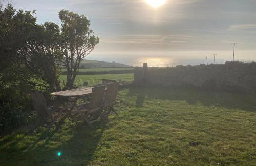 Lovely spacious flat with sea views, sunsets, garden and woodburner - Photo 9