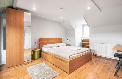 3BR flat, Free parking,Sleeps 6, 4 stops to Central London - Photo 1