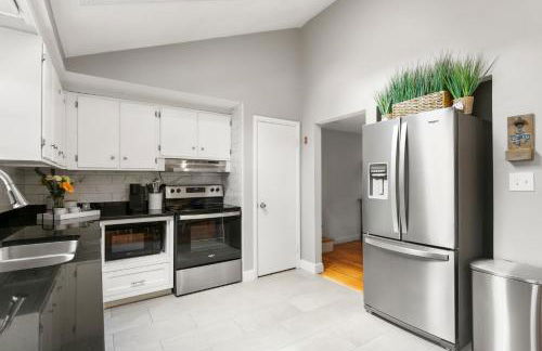 Modern Beach & Pond Getaway in Heart of Cape Cod - Foto 16