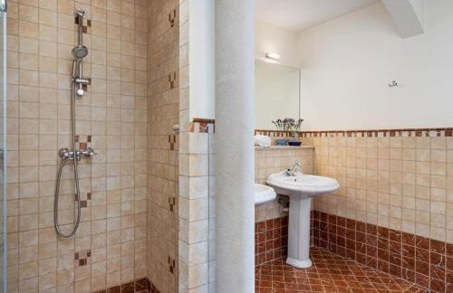 Architectural jewel between sea and mountains - Foto 31