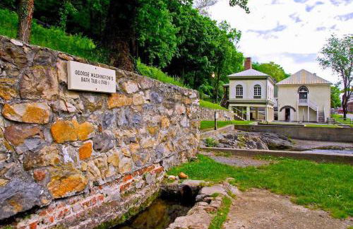 Quaint Loft Cabin w Hot Tub, FirePit, Deck & Grill - Foto 34