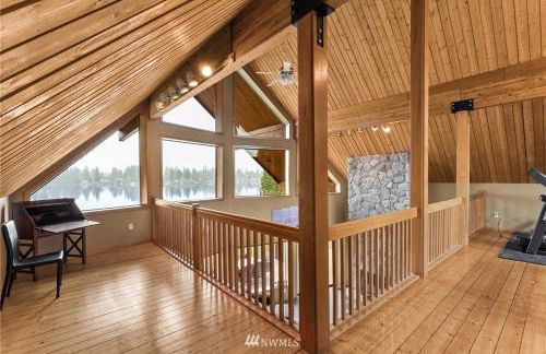 Beautiful Private Lake Lodge with Private Dock and Mountain Views - Foto 11