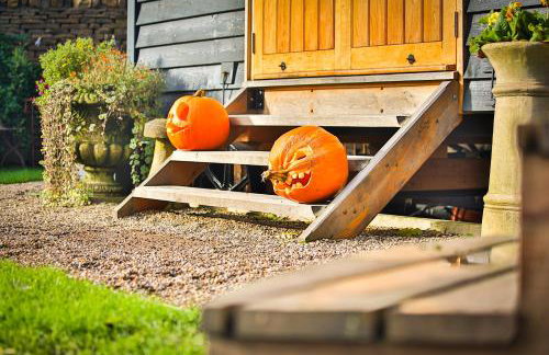 FLORA Luxury Retreat, Private Garden, Views & Hot Tub - Photo 25