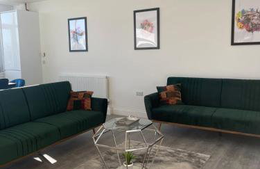 The Felix Apartments - 3 Bedrooms - FREE Parking - Close to train station - Photo 13