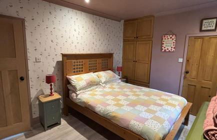 Two bedroomed Cosy cottage close to Wakefield and motorway networks Ideal for long stays and contractors - Foto 13