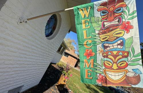 The Sleepy Tiki - game room, tiki lounge, firepit - Foto 24