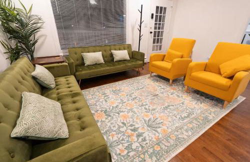 Two Bedroom house in Skokie with full kitchen and parking - Photo 2